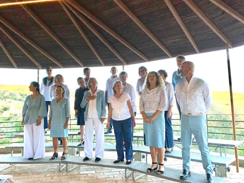 Singing and Dining, the best combination Singing and Dining, the best combination
